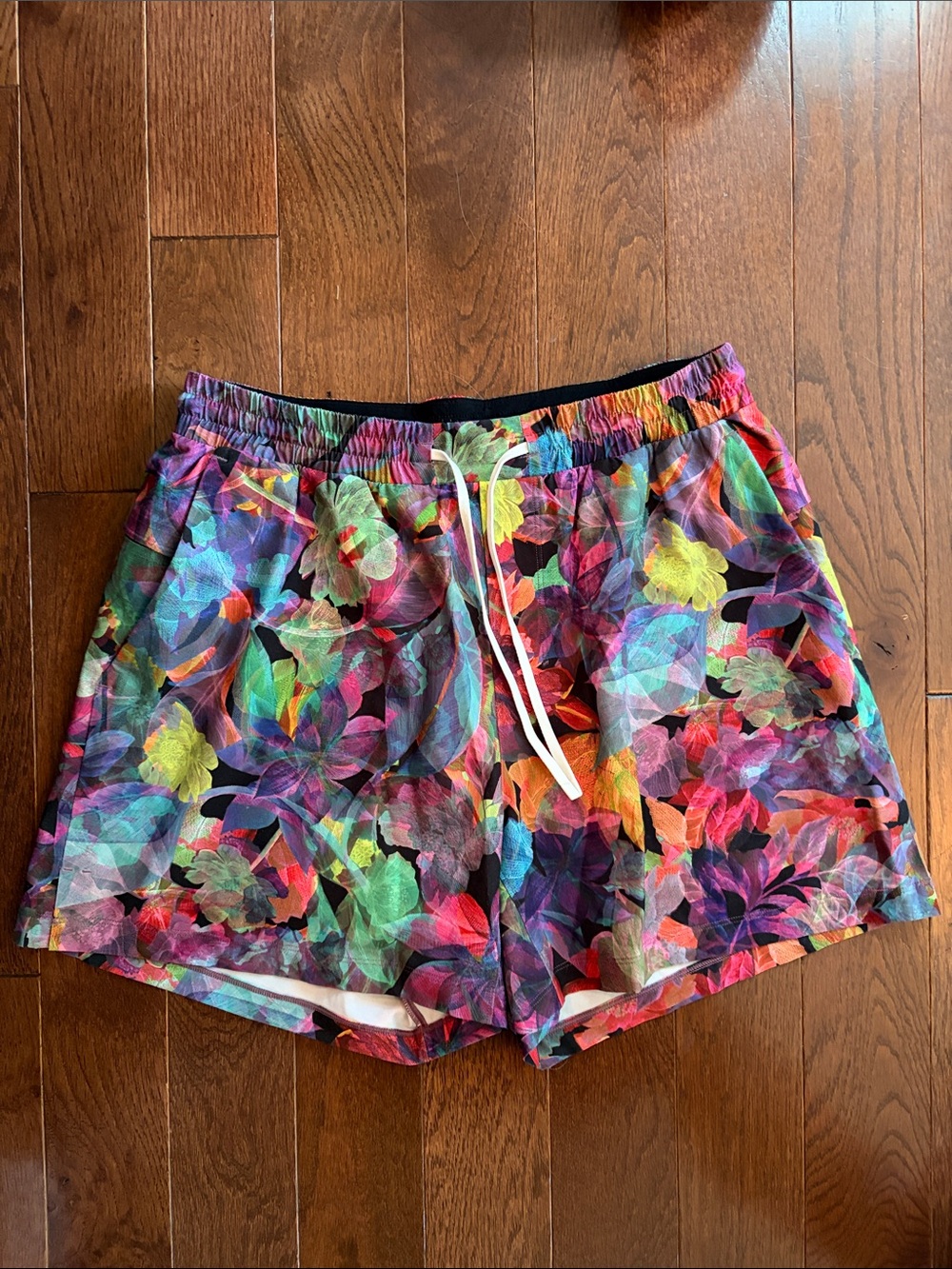 lululemon athletica Men’s Pool Short - size S - color: Vivid Floral Overlay Mult